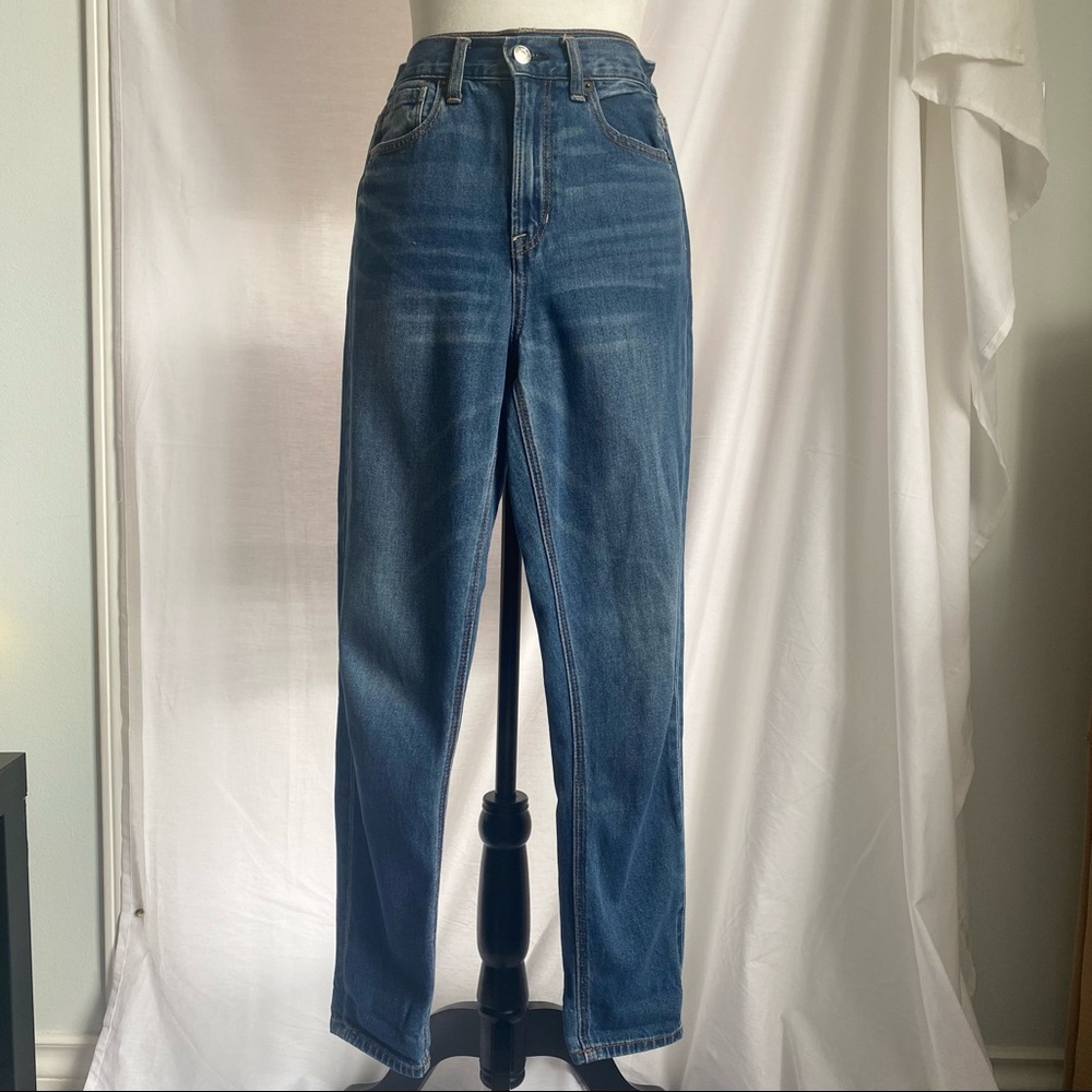 American Eagle High-Rise Mom Jean